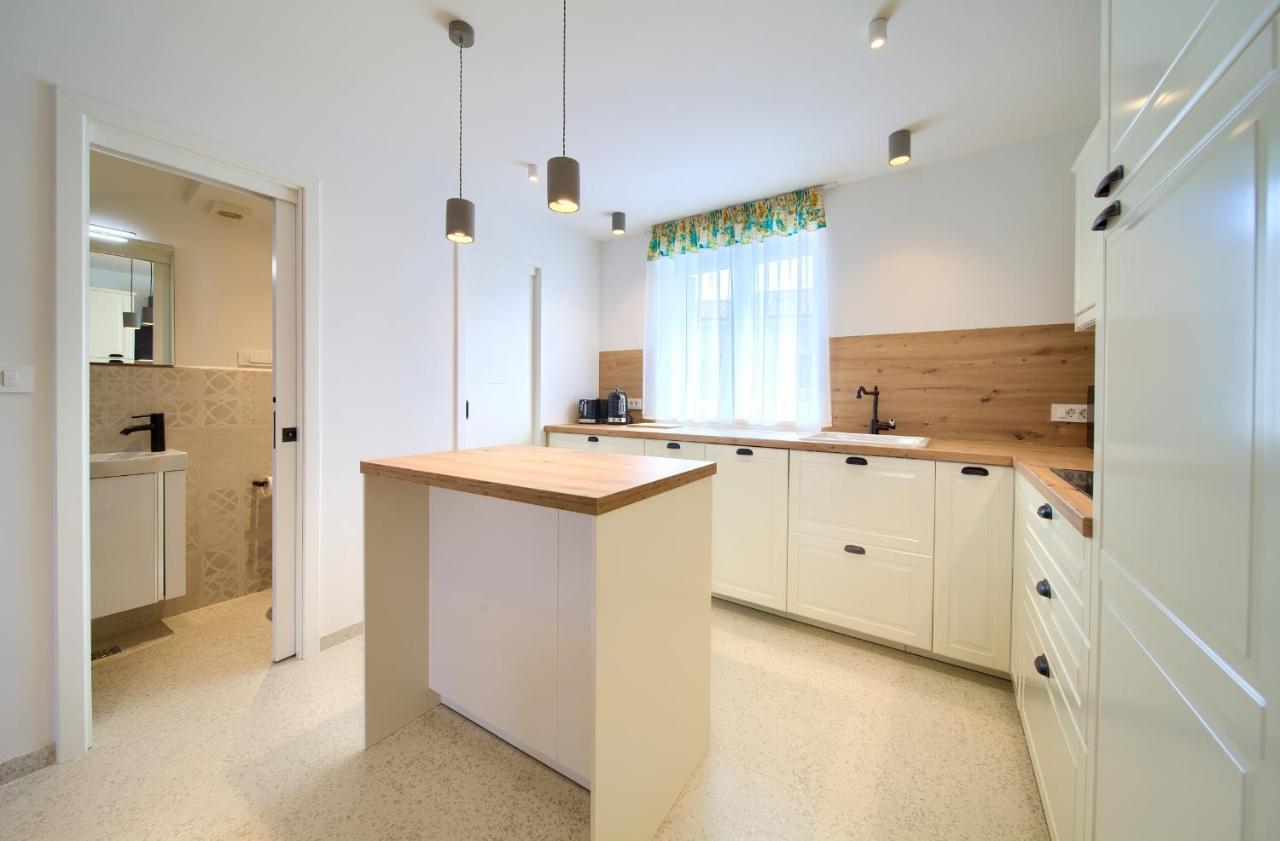 Apartman Placa นยีวีเซ ภายนอก รูปภาพ
