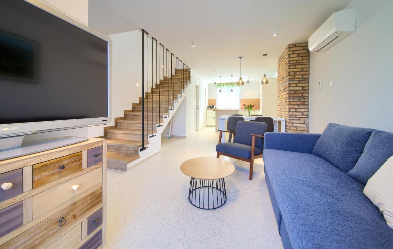 Apartman Placa นยีวีเซ ภายนอก รูปภาพ