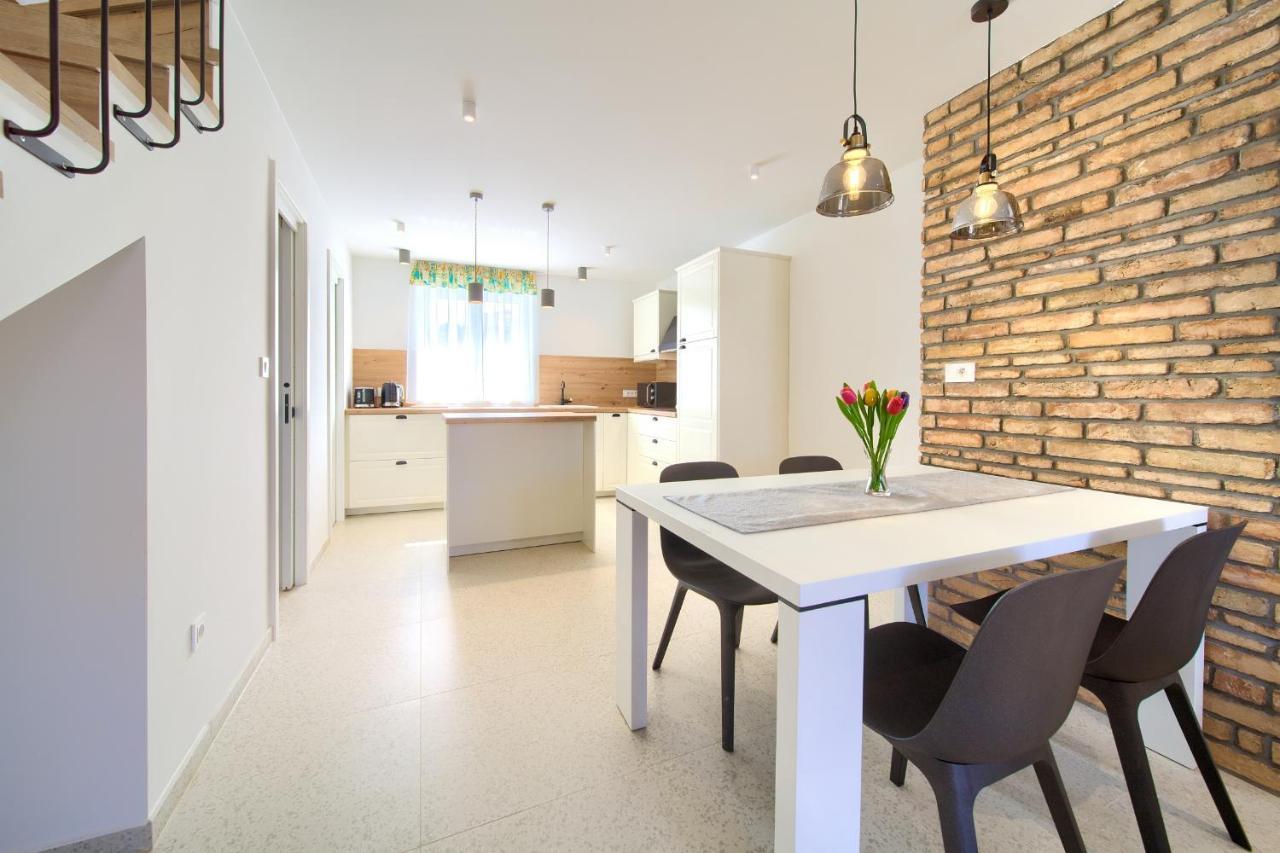 Apartman Placa นยีวีเซ ภายนอก รูปภาพ